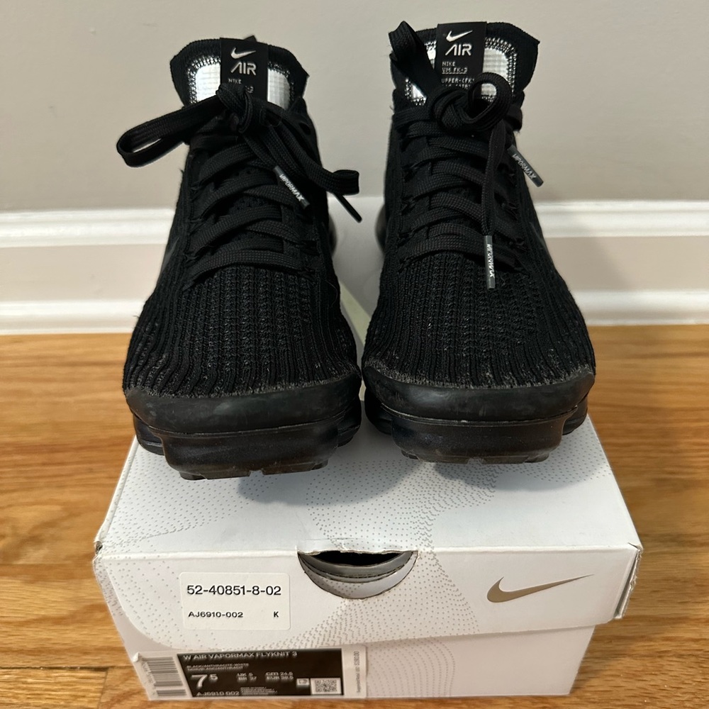 Nike Air Vapormax Flyknit 3 black sneakers in size 7.5